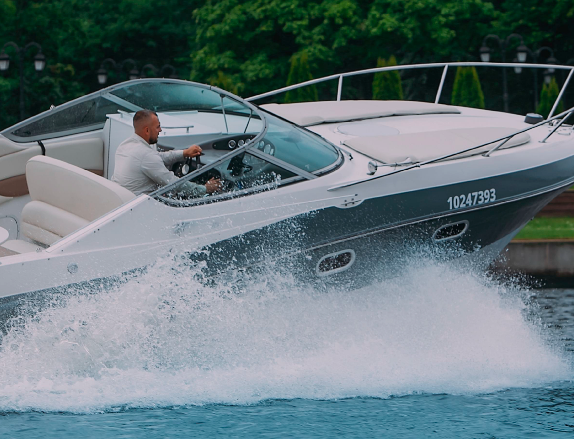 Катер Neo на воде - прогулки по Неве и каналам СПб