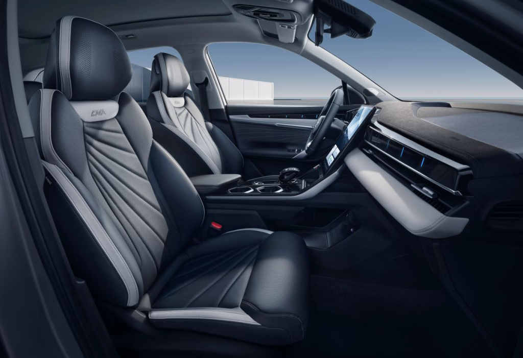 Передние сиденья джили атлас. Geely flagship Sport. Новый атлас 2024. Новый атлас 2024 фото флекшип спорт. Джили атлас 2024 фото