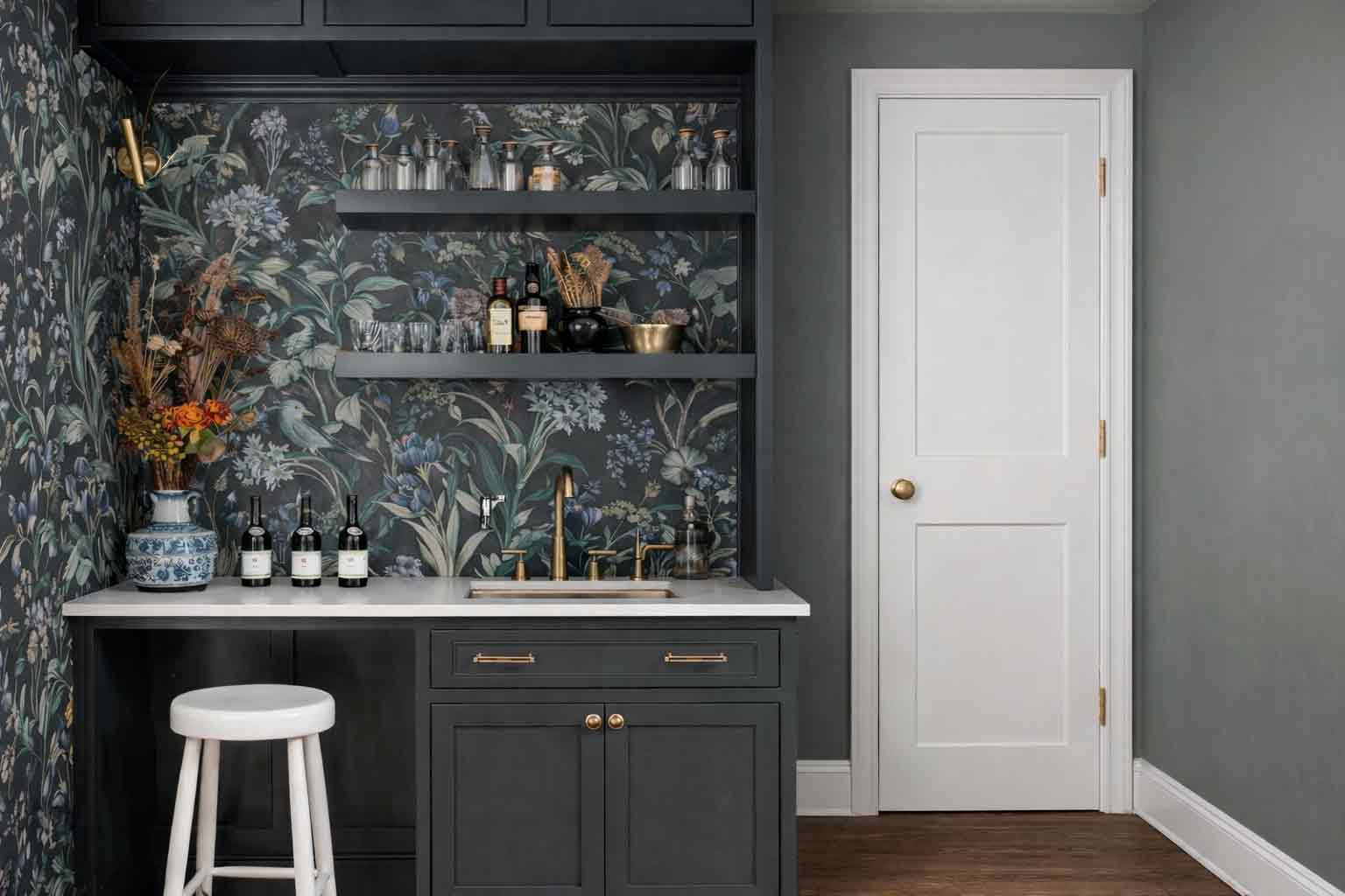 Дизайнерские обои «Аурелия» с тропическими листьями в интерьере светлой спальни с деревянной мебелью