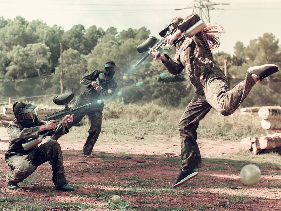 фото парня и девушки на романтическом свидании в публичном месте