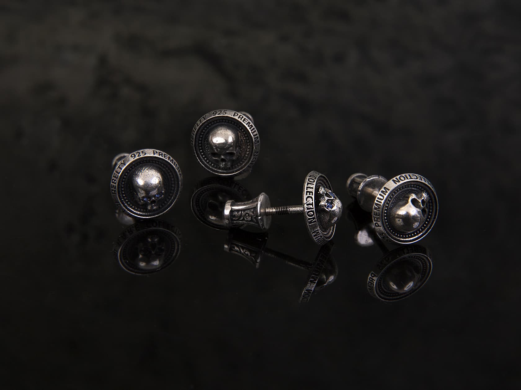 Серебряные пусеты с черепом