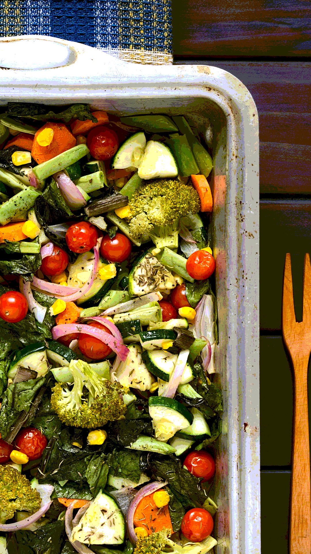 Печеные овощи с колбасками и фасолью