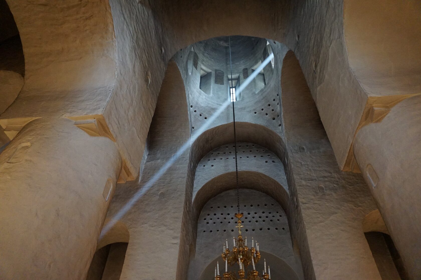 Отверстия в стенах храма - акустические голосники