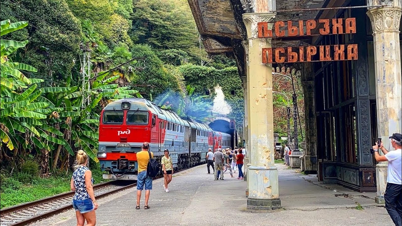 Поезд ростов сухуми. Псырцха Абхазия поезд. В Абхазии станция Псырцха с поездом. Станция Псырцха Абхазия. Абхазия железная дорога Сухум.
