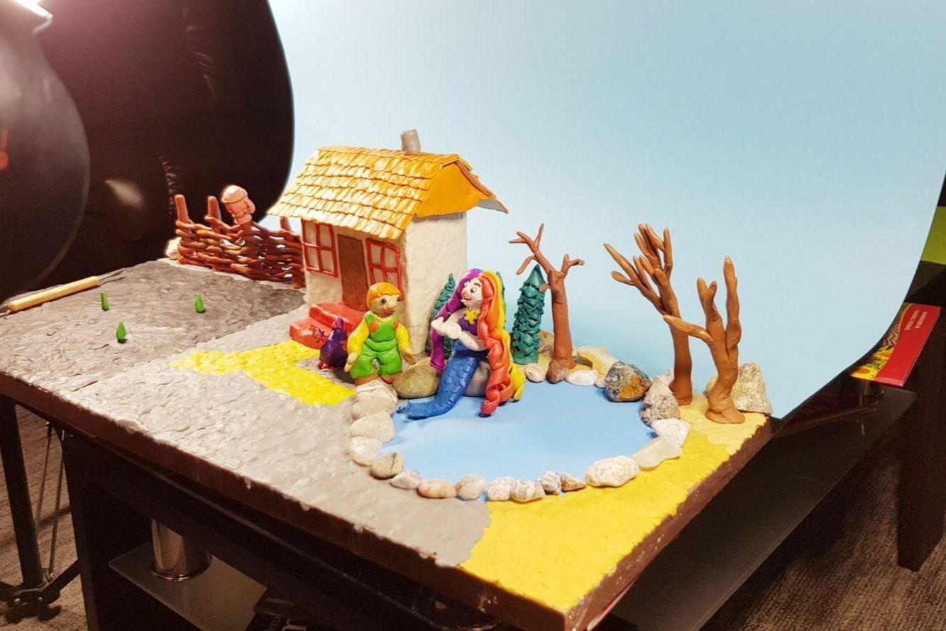 фото парня и девушки на романтическом свидании в публичном месте