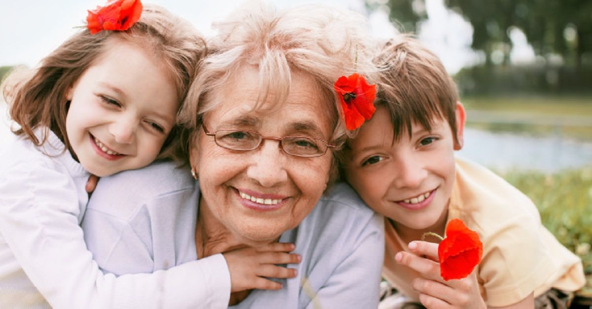 Что подарить бабушке и дедушке: ТОП–100 идей