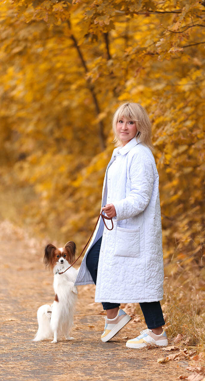 папийон с хозяйкой на осенней аллее