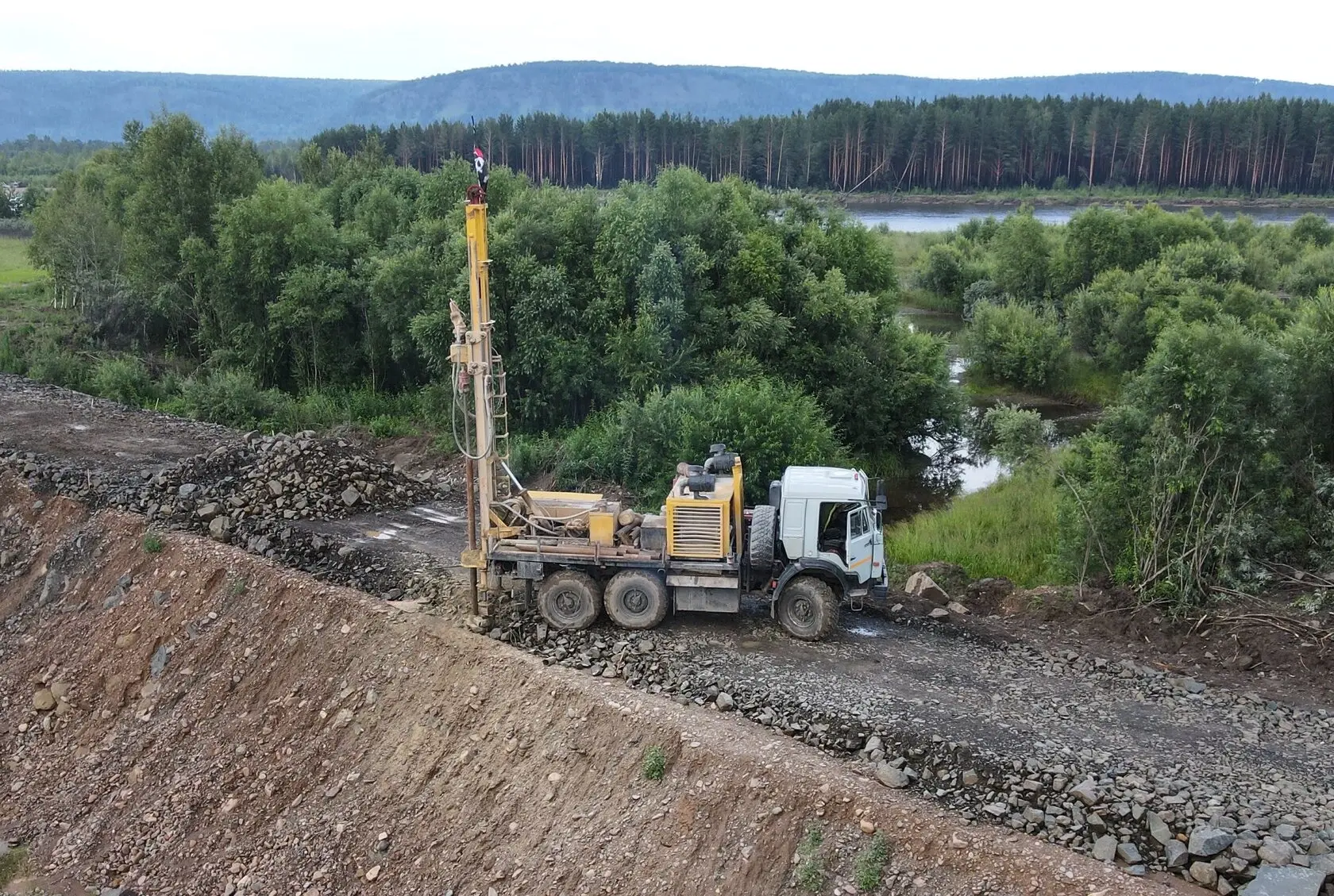 Буровая установка БК19 на рабочем участке у реки в Хакасии