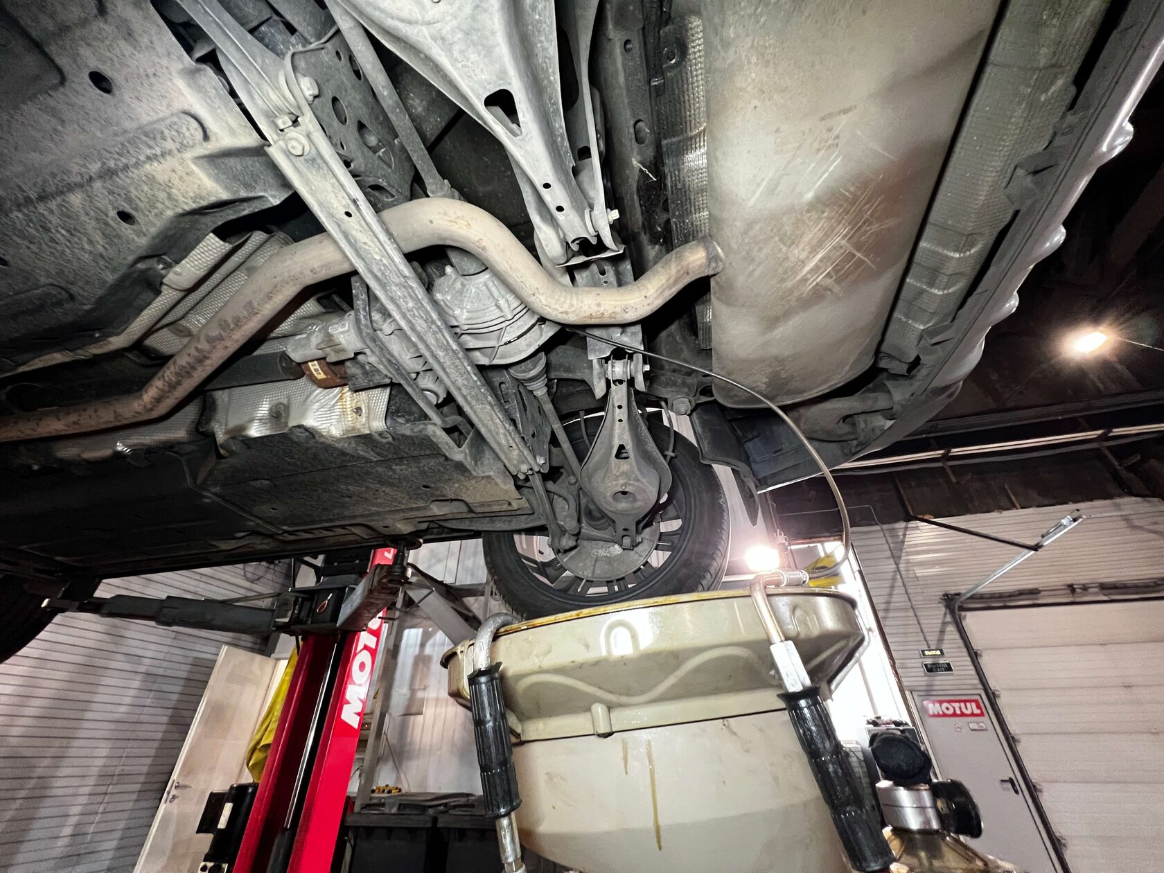 Откачиваем масло с заднего редуктора