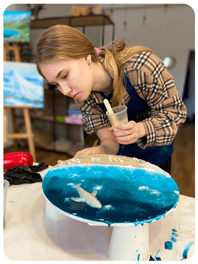 Фото девушки, которая делает изделие из эпоксидной смолы