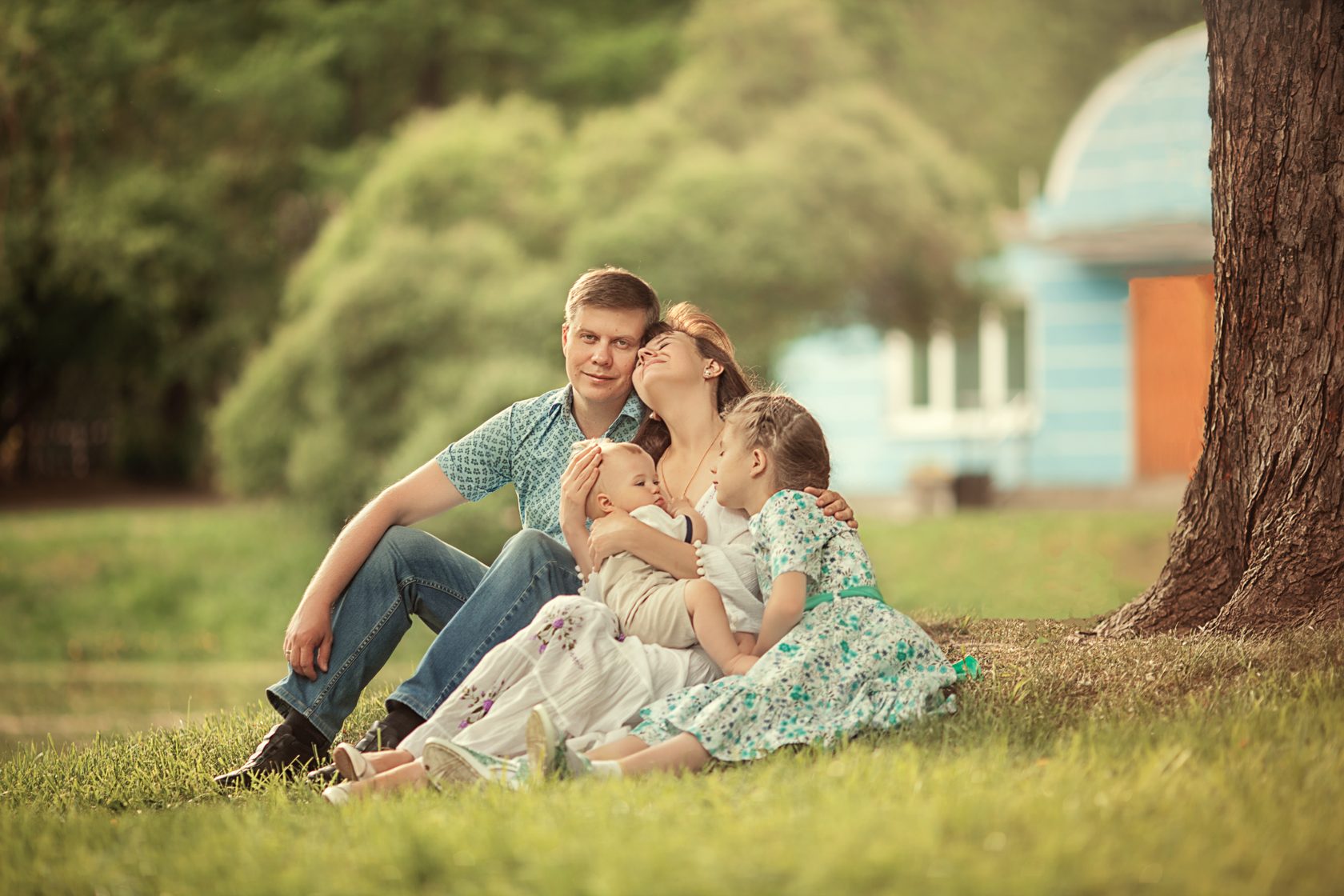 Идеи для семейной фотосессии на природе. Семейная фотосессия. Красивые семейные фотосессии. Семейная фотосессия на природе летом. Семейная фотосъемка на природе.