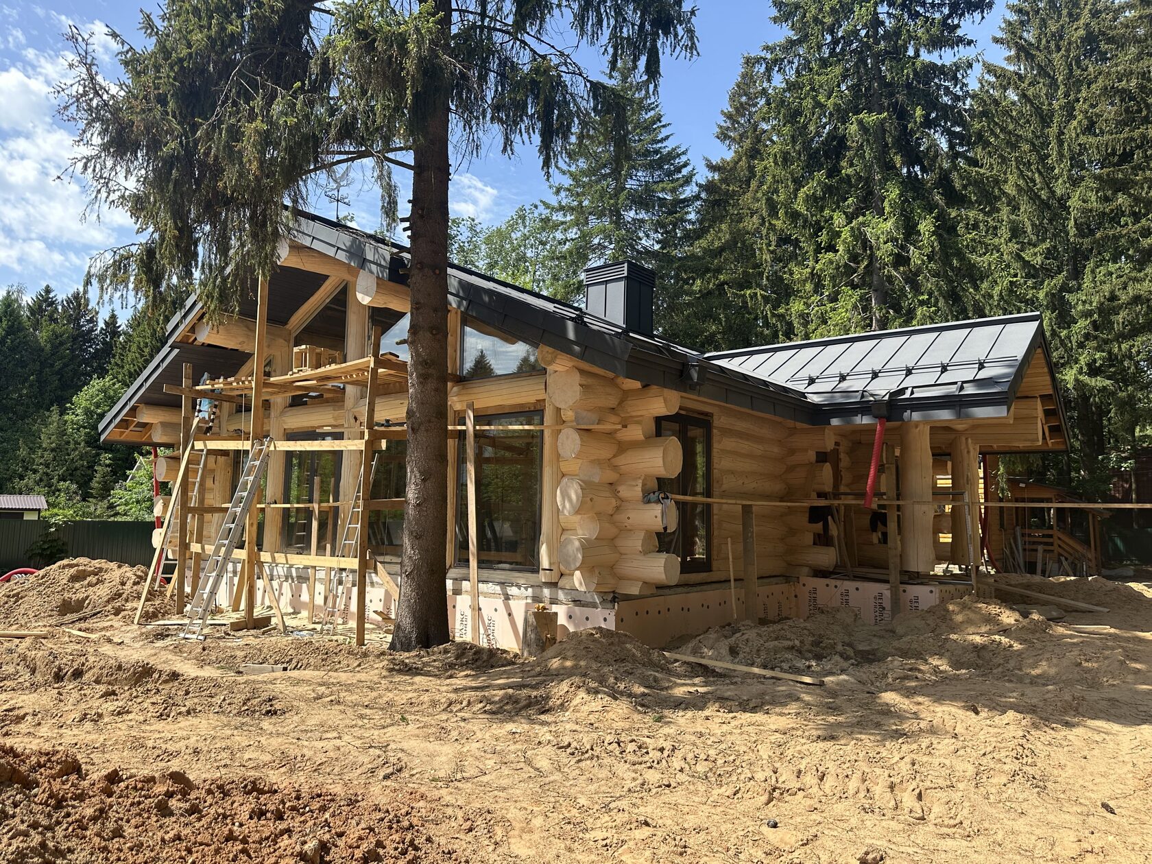 Алюминиевое остекление загородного дома из кедрового бруса