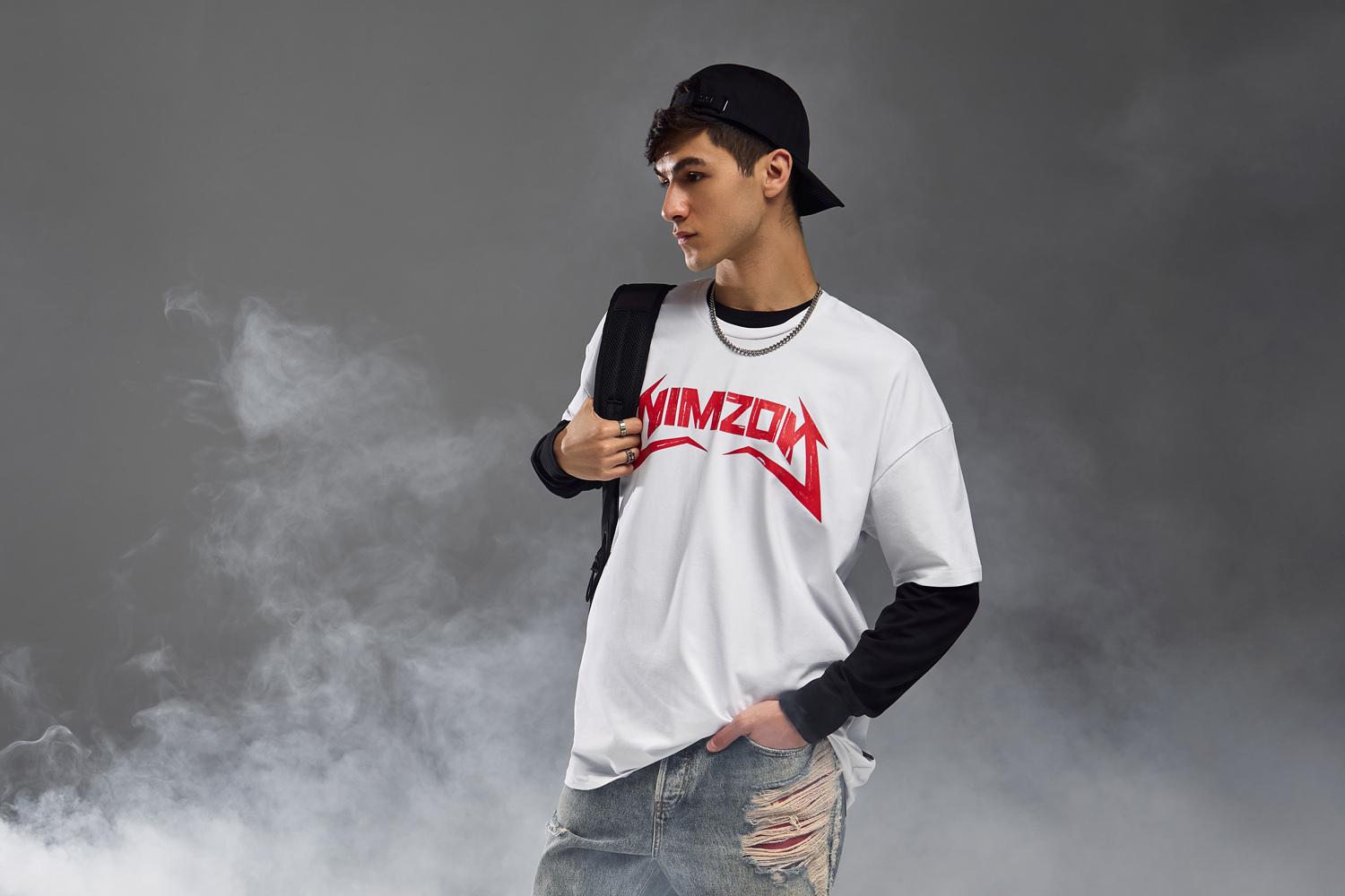 студийная съемка в оверсайз футболке