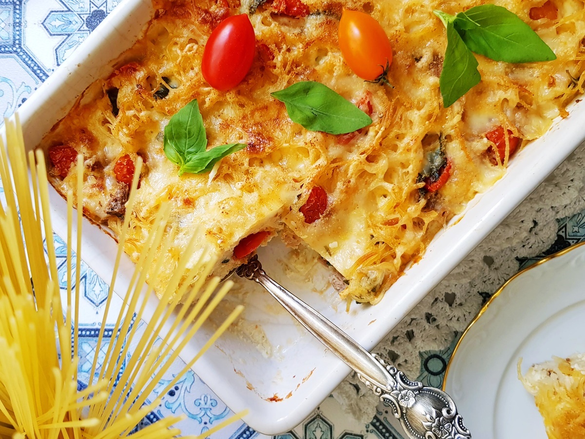 Запеканка из макарон с тунцом, грибами и горошком