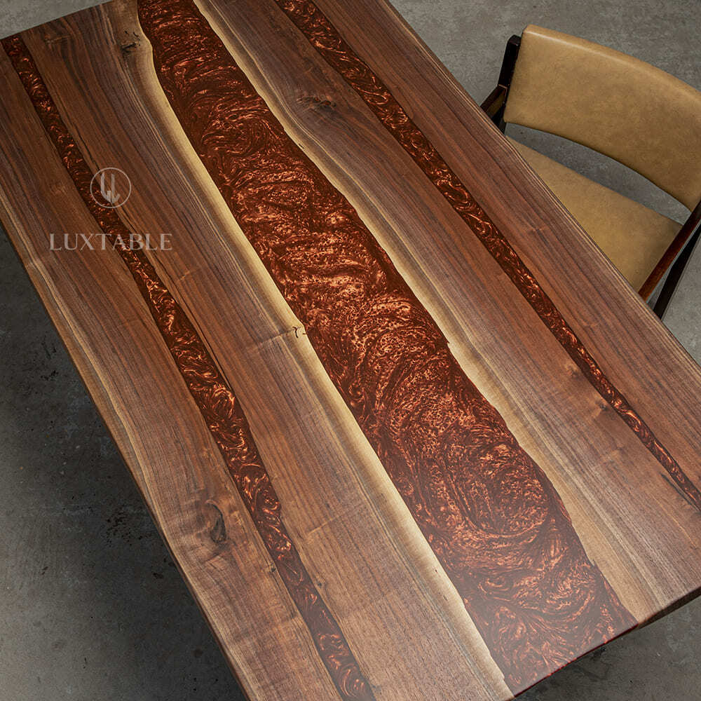 Epoxidharz Tische Alagoas aus europäischem Nussbaum und hellblauem Epoxidharz mit Metallic Effekt