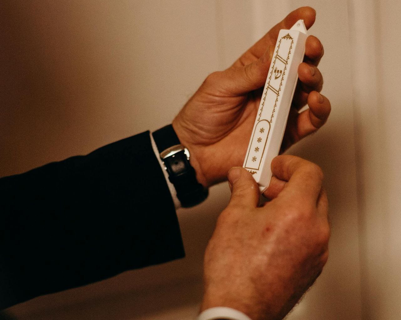 Благословение перед тем как прикрепить мезузу