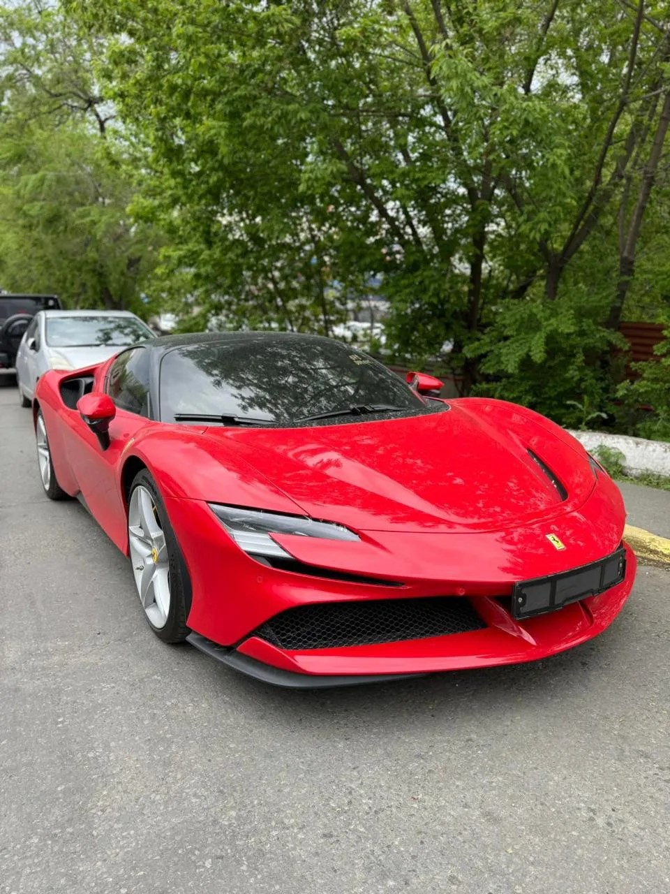 Красный Ferrari SF90