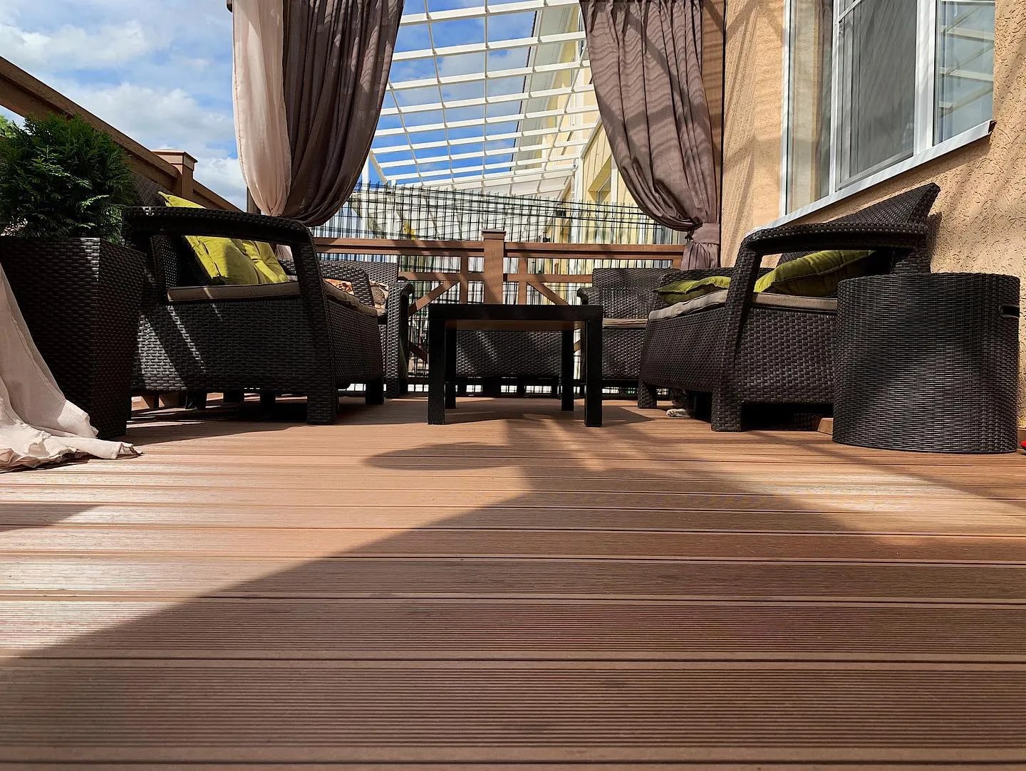 Балясины из дпк. Скамья из дпк. Композитные перила. Дпк лесные поляны. Фасад крыльца.