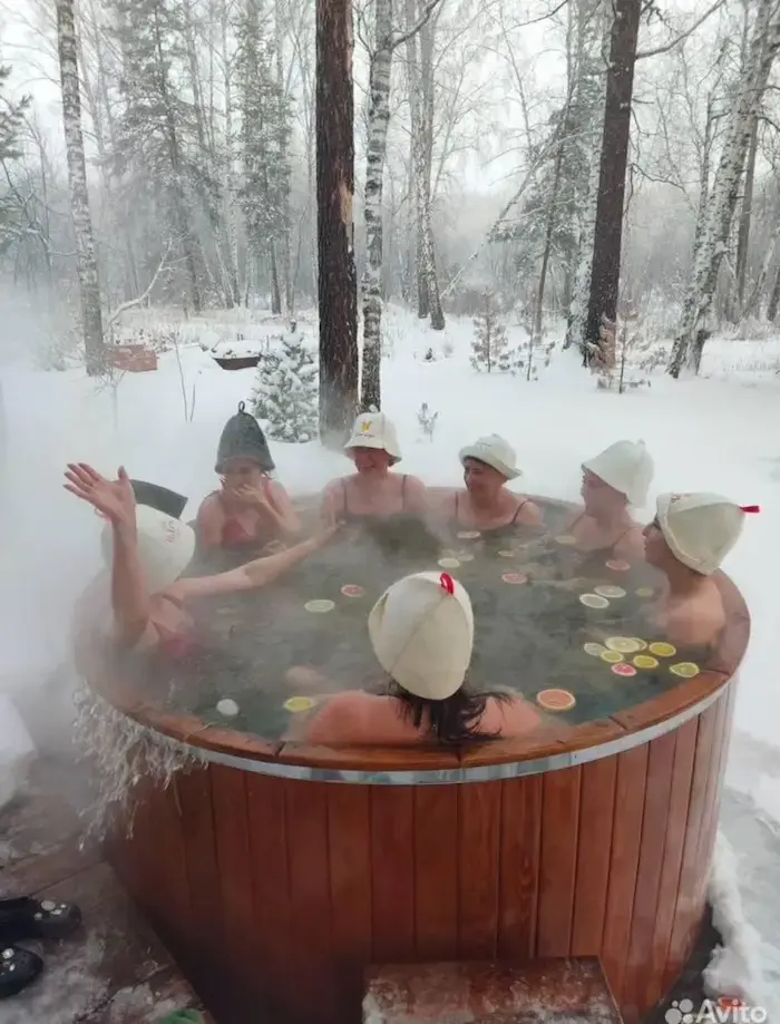 Женская компания в чане зимой среди пара