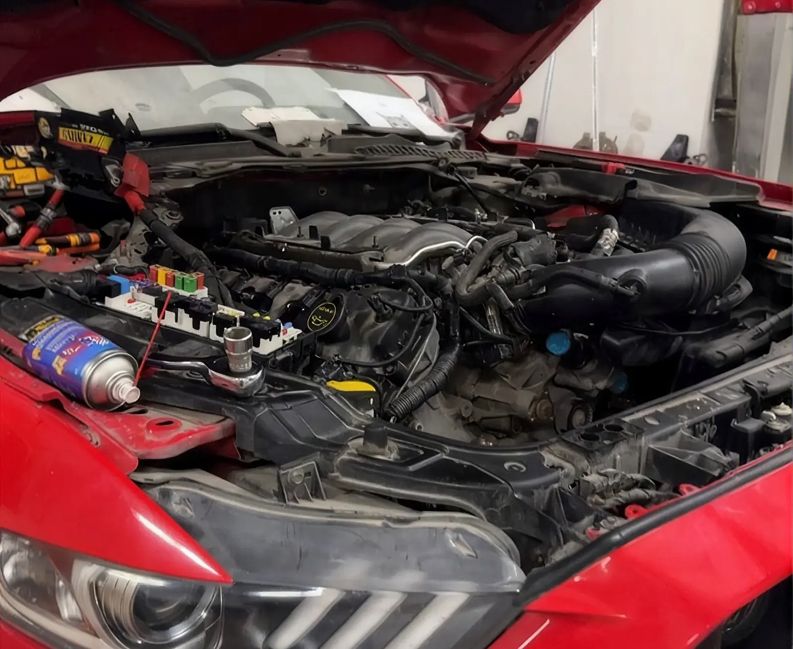 Ford Mustang с открытым капотом в Кластер51