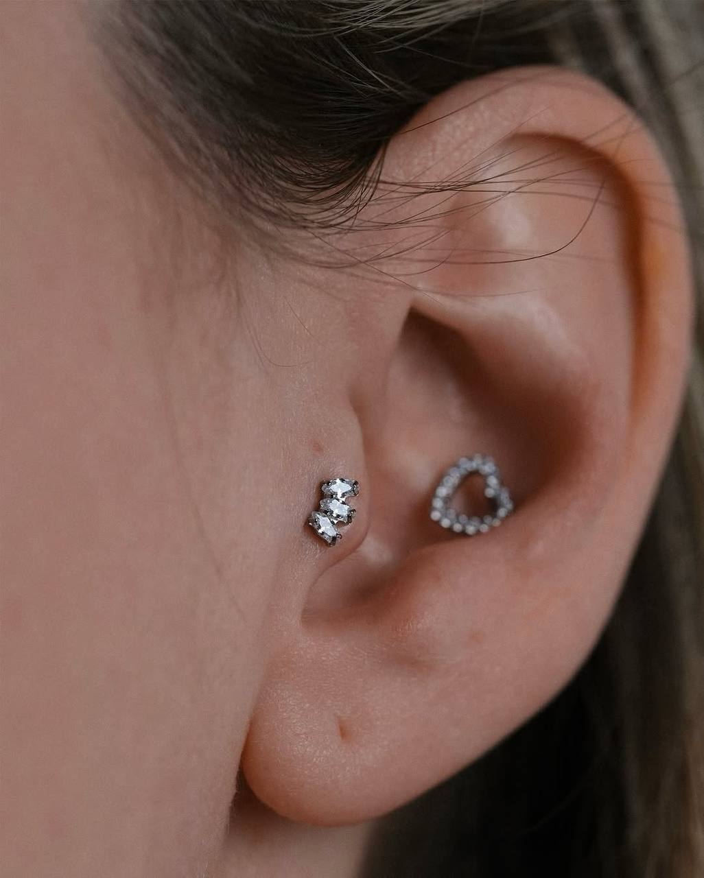 Пирсинг трагус крупным планом