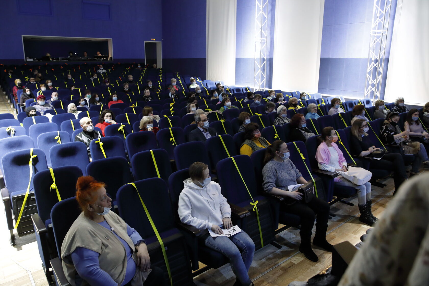 В гостях у Зодчих. Кони за окном 00027