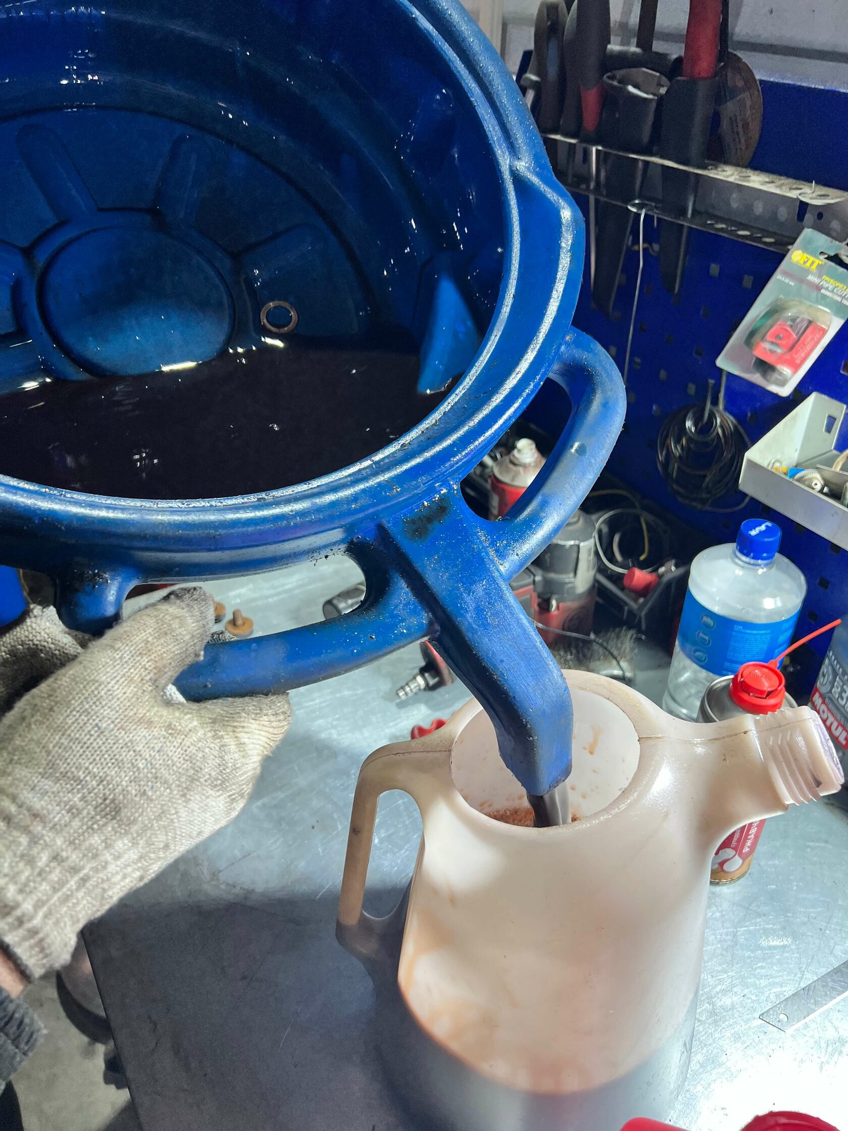 Замер объема слитого масла Kia