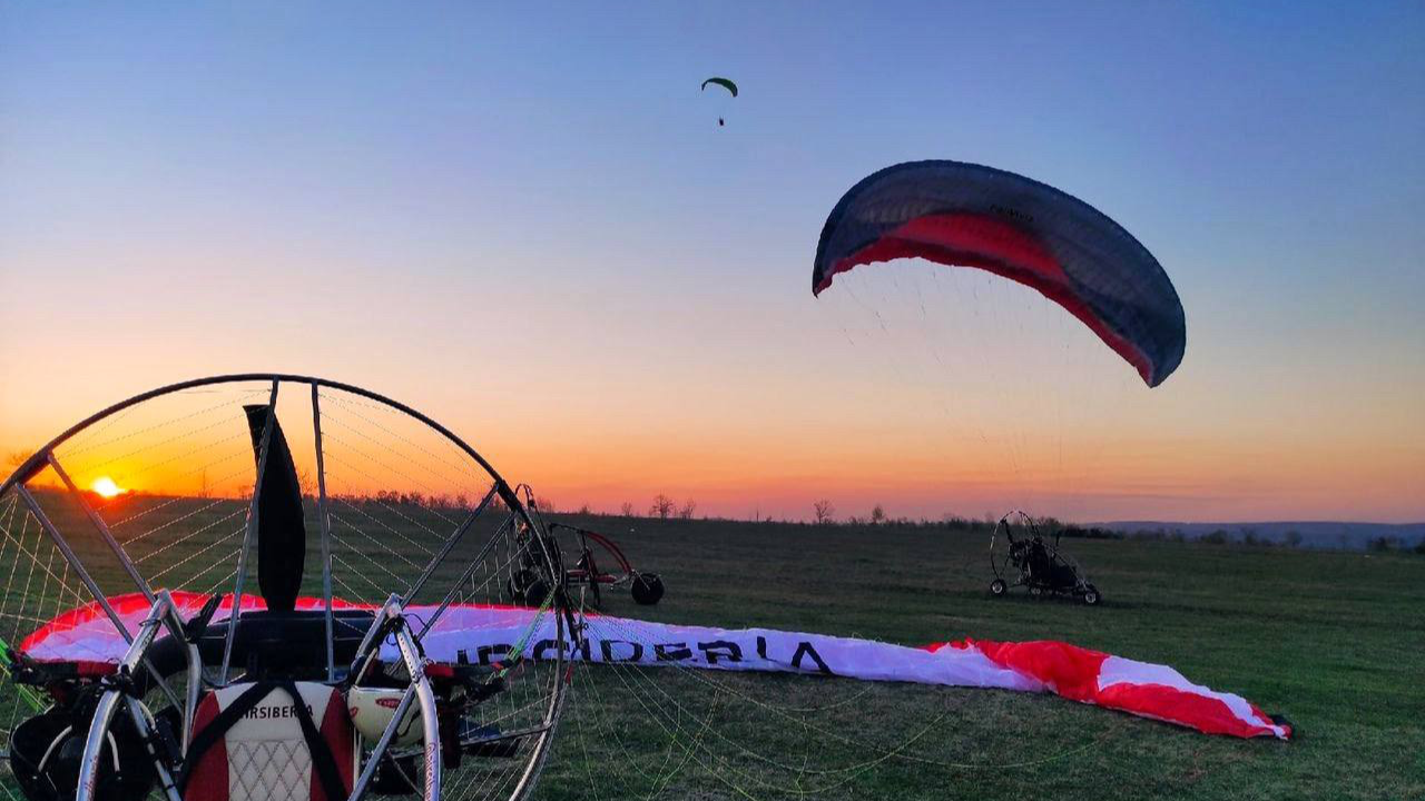 фото парня и девушки на романтическом свидании в публичном месте