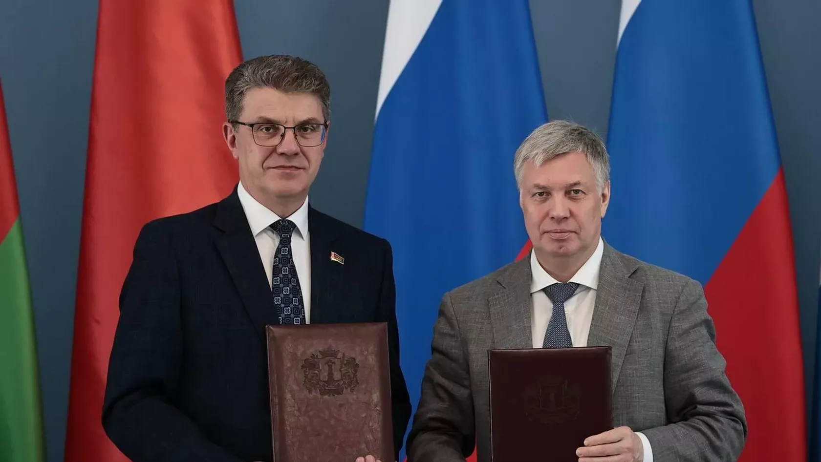 Председатель Мингорисполкома Владимир Кухарев и губернатор Ульяновской области Алексей Русских - Sputnik Беларусь, 1920, 10.06.2026