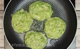 Приготовление оладий из кабачков на сковороде с чесноком: шаг 11