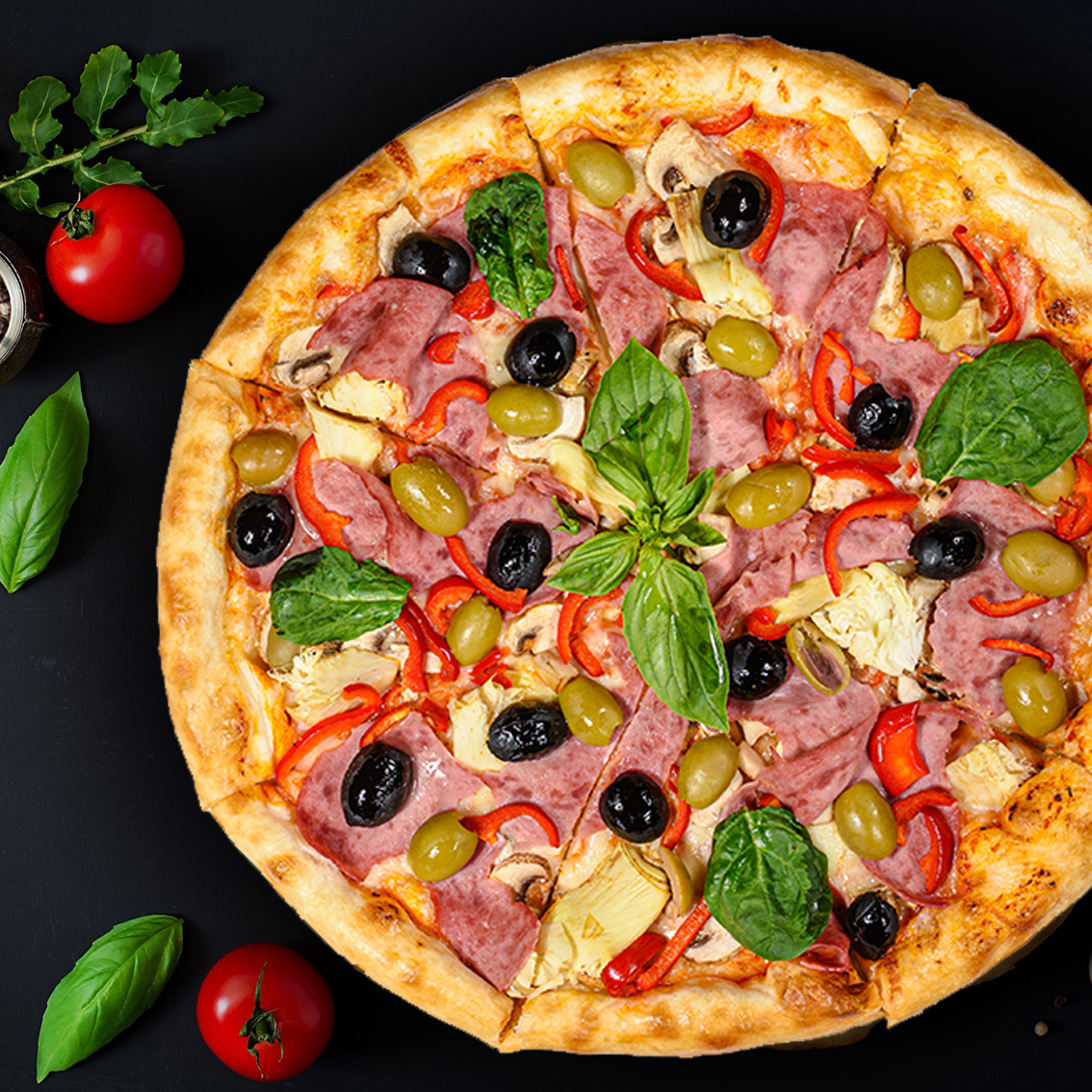 Пицца с ветчиной сыром и маслинами