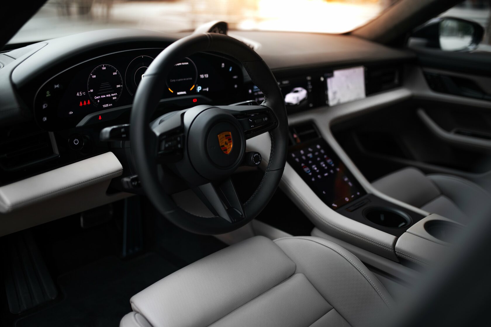 Снять порше. Porsche Taycan 2021. Porsche Taycan Interior. Porsche Taycan салон. Порше Тайкан интерьер.