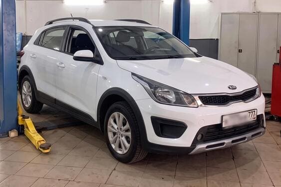 Kia Rio X-Line в боксе сервиса на подъёмнике