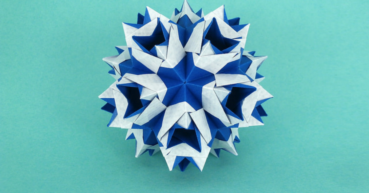 Модульная кусудама из сине-белой бумаги, пример сложного оригами для дня оригами.