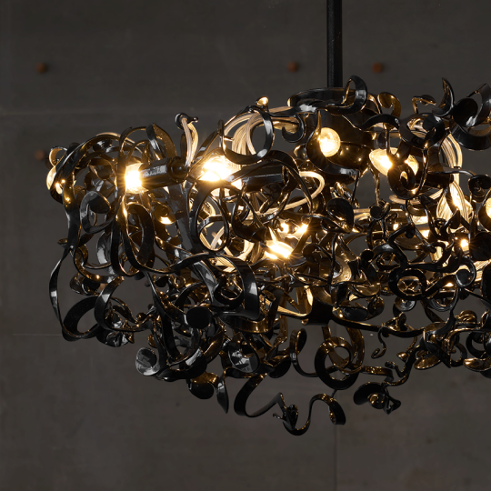 Дизайнерские люстры и светильники из металла ручной работы.
