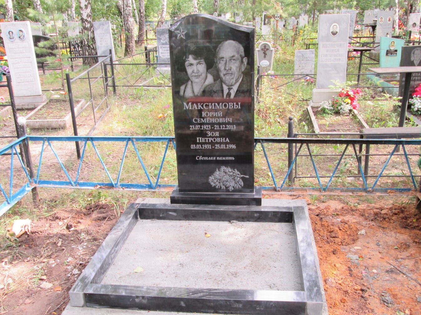 Вертикальный семейный памятник из вырубной формой &quot;Волна&quot;, размер