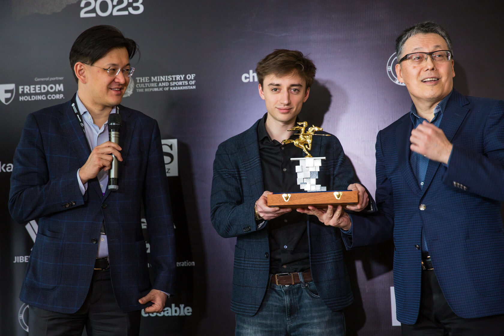 Daniil Dubov received the award and gave a simul - Anna Burtasova