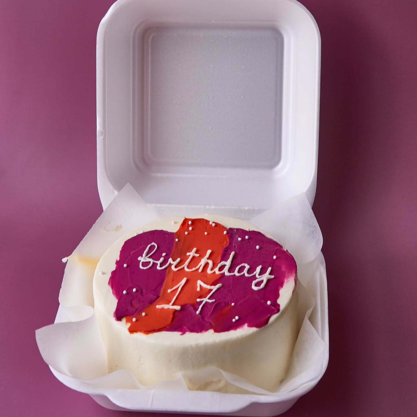 Bento torta na oslavu 17. narodenín s farebným krémom a nápisom