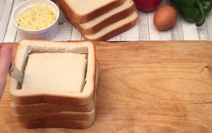 Приготовление гренок с яйцом сыром и колбасой на сковороде: шаг 1