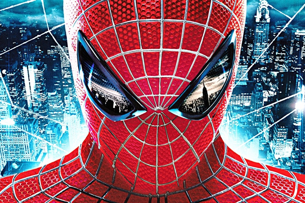 Крупный план человека в костюме супергероя с красной маской и сетчатым узором на фоне ночного города — символ фразы «With great power comes great responsibility»