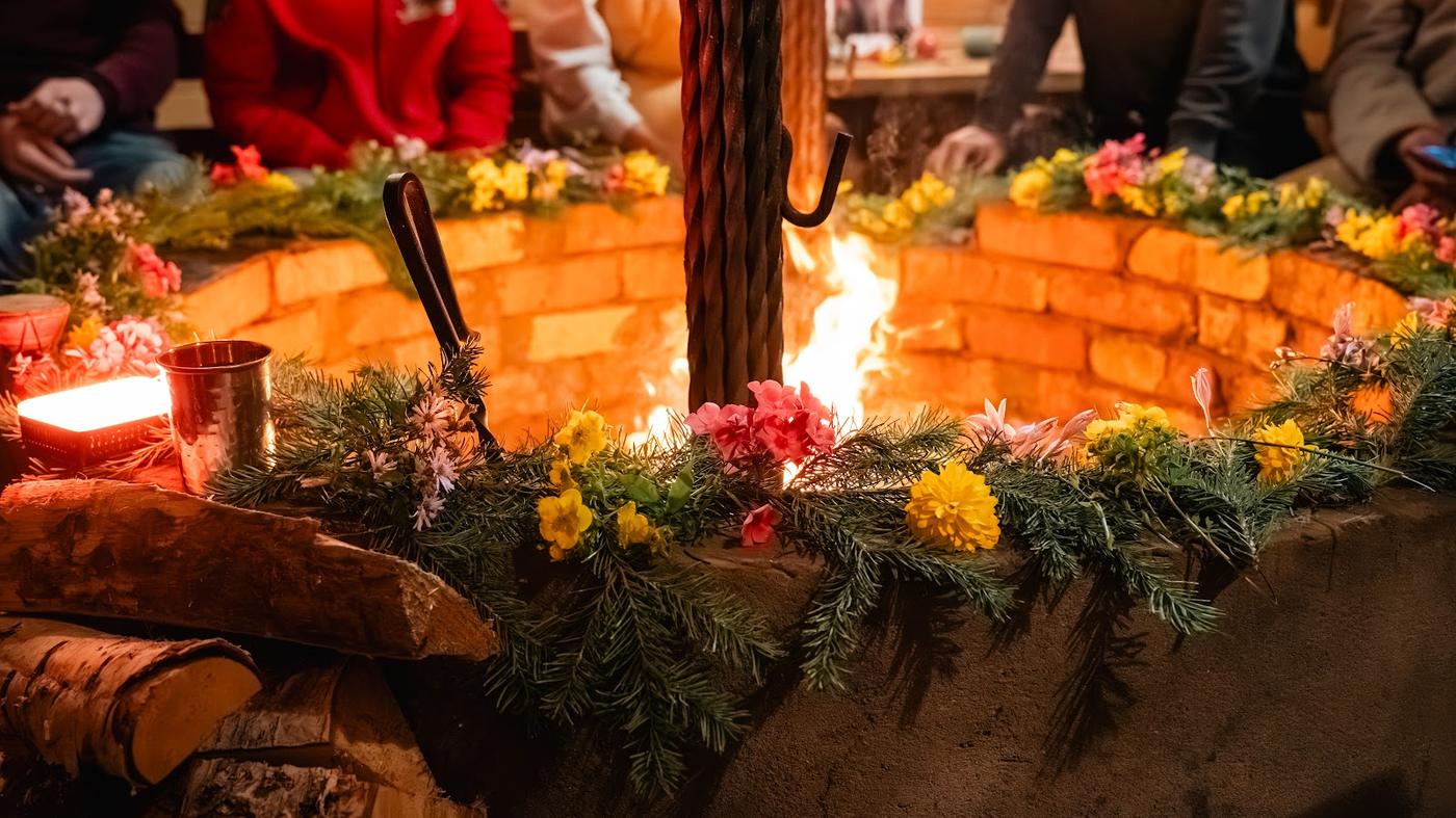 Огонь хавана в кирпичной чаше, украшенной цветами