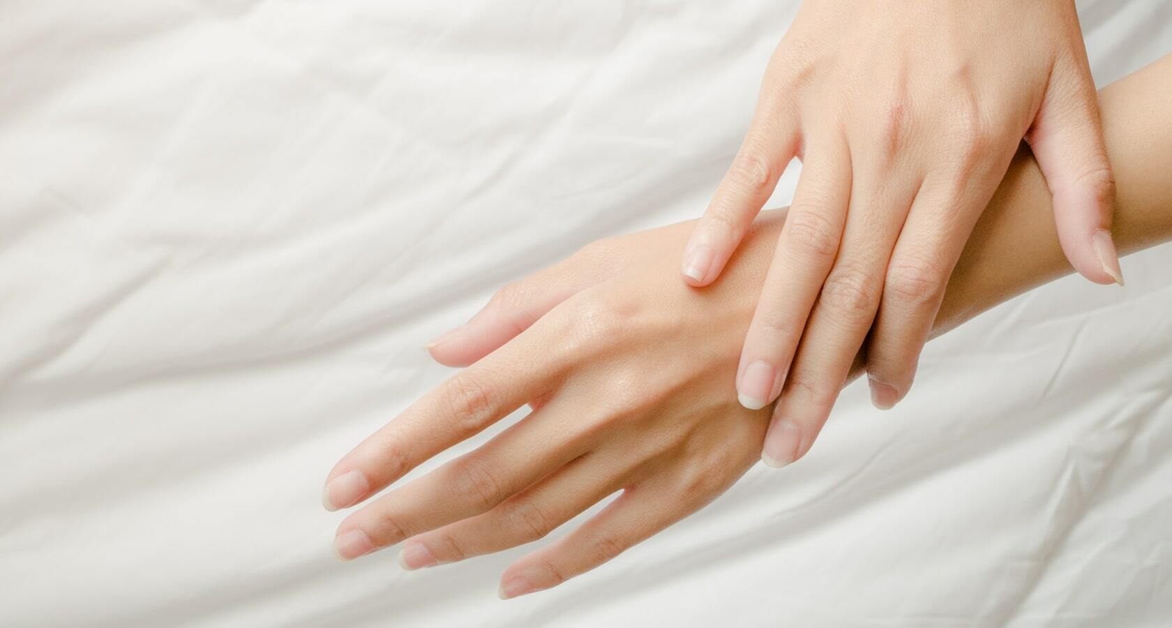 Бледные красивые руки. Бледные руки. Вибрационная болезнь синдром рейно. Белые руки у взрослого. Картинка взрослая рука и 19 маленьких.
