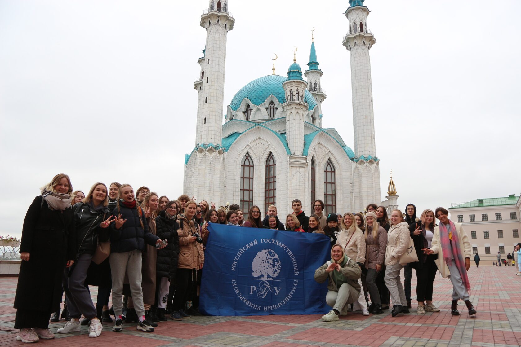 Секс видеоларындағы үлкен кеуделі және терең минетті әдемі қыздар