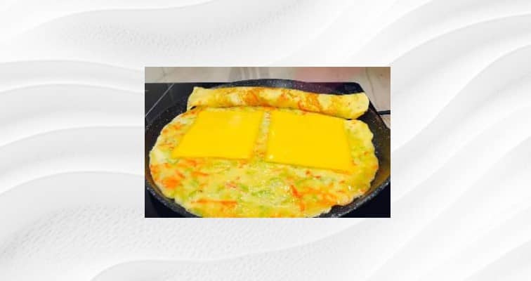 Приготовление рулета из омлета с сыром и кабачком: шаг 8