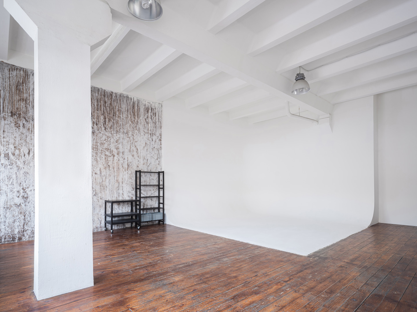 Фотостудия А85 — белая циклорама и фактурная гранж-стена
