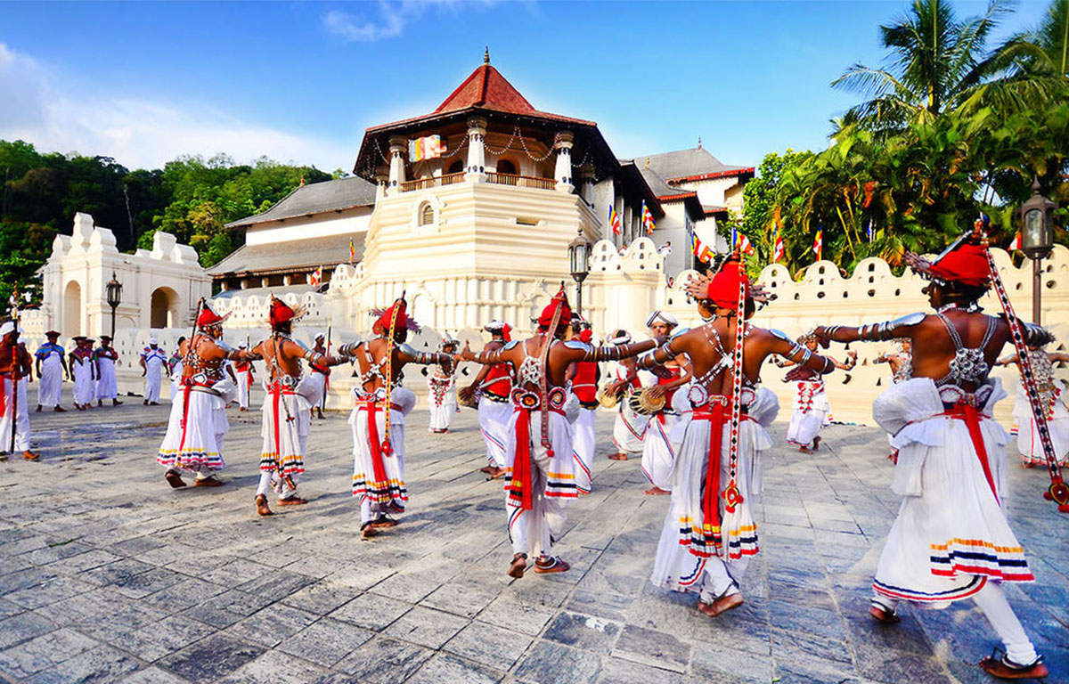 Население страны шри ланка. Kandy Шри Ланка. Сингалы Шри Ланка. Канди город в Шри-Ланке. Город Канди Шри-Ланка праздник.