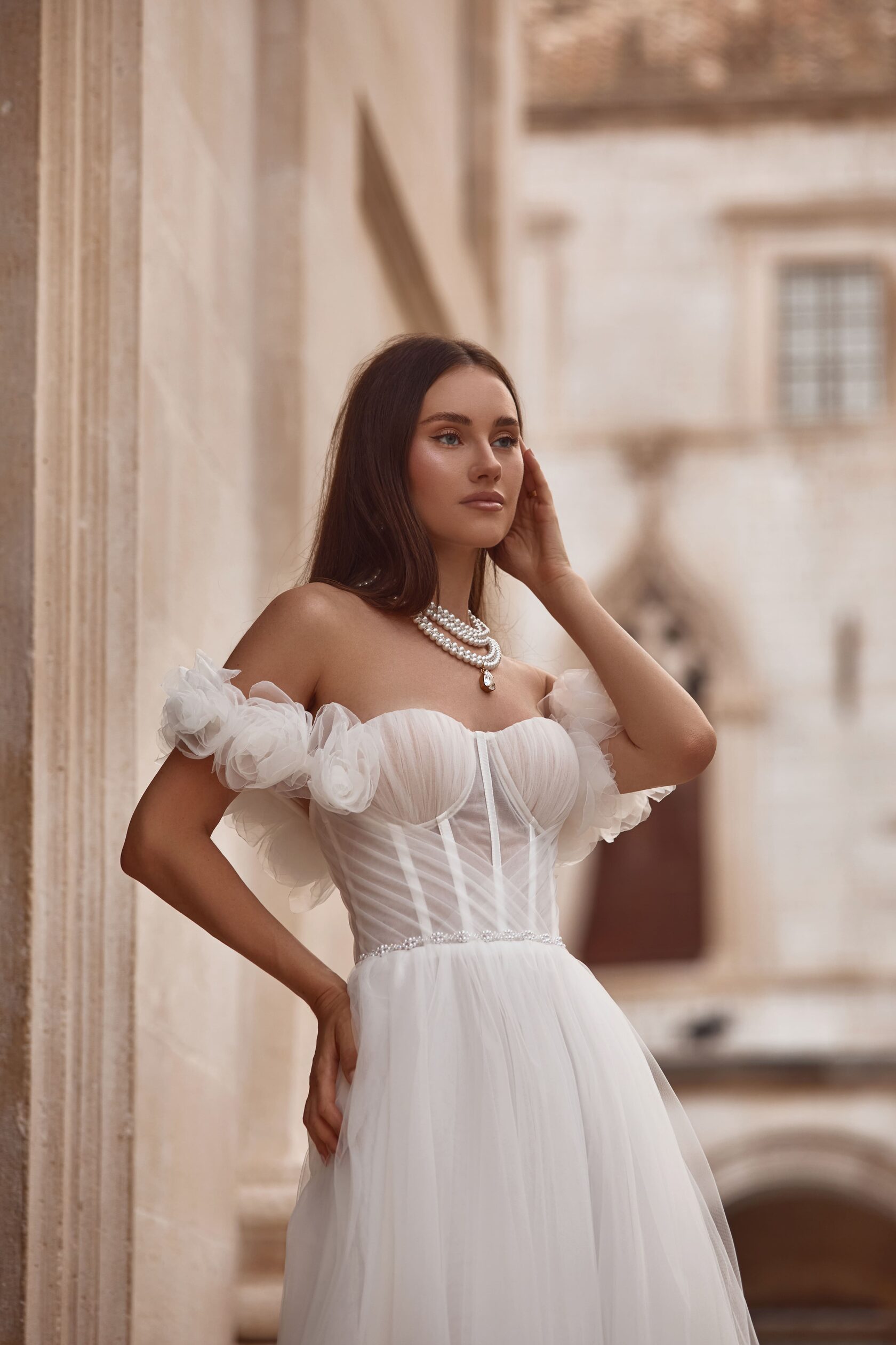 Свадебное платье со спущенными плечами