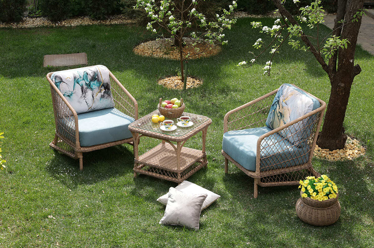 Современный офис с столами Malacca, создающими рабочую атмосферу и комфорт.