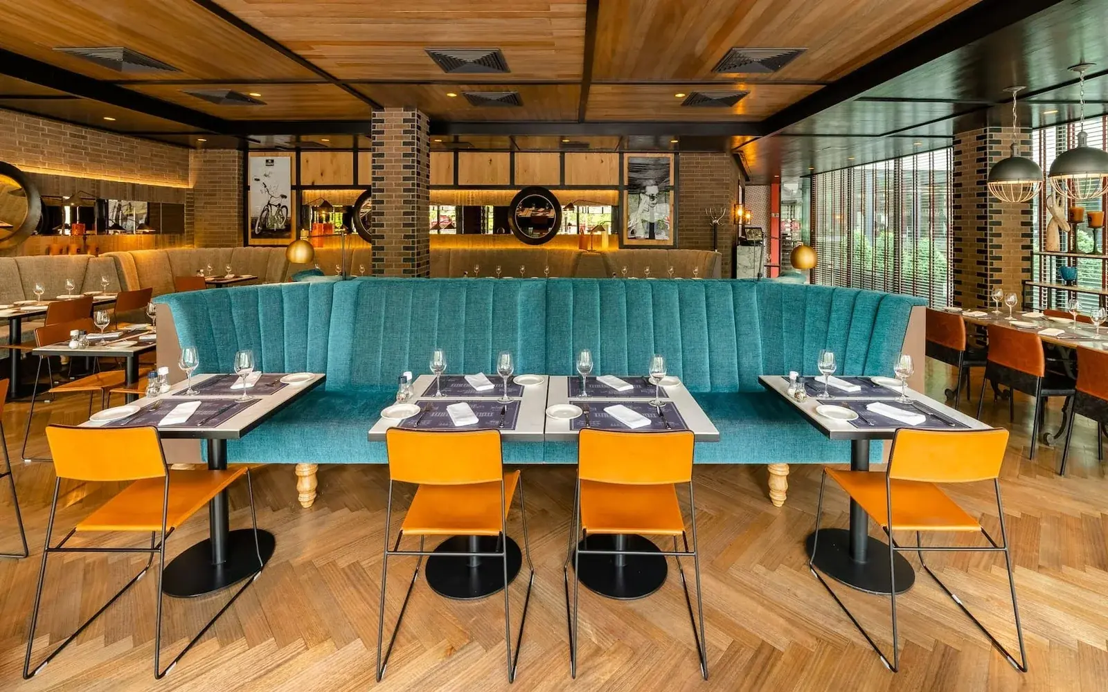 Ресторан Amandine с бирюзовыми диванами и паркетом ёлочкой, Hyatt Centric Santiago