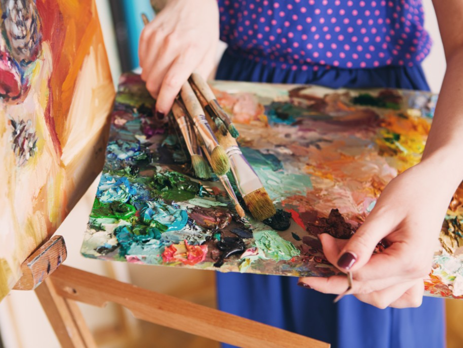 фото парня и девушки на романтическом свидании в публичном месте